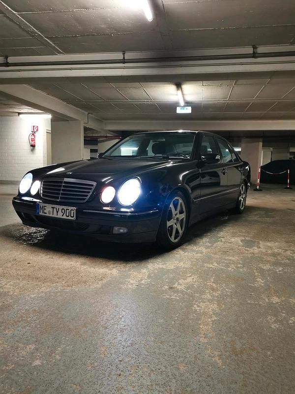 Schwarz Gebraucht 2002 Mercedes E430 Avantgarde Limousine | 6.900 € - Bild 1/4