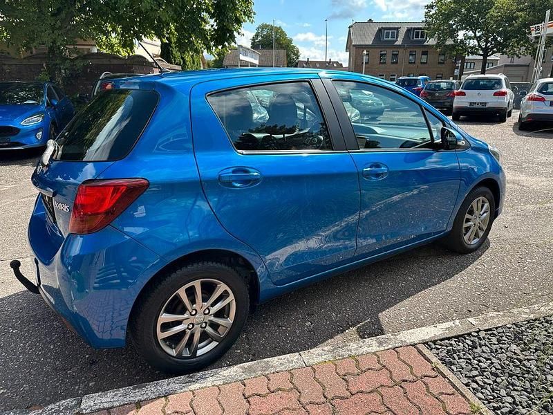 Gebraucht Toyota Yaris Comfort 99 PS (72 kW) 2015 Blau Limousine