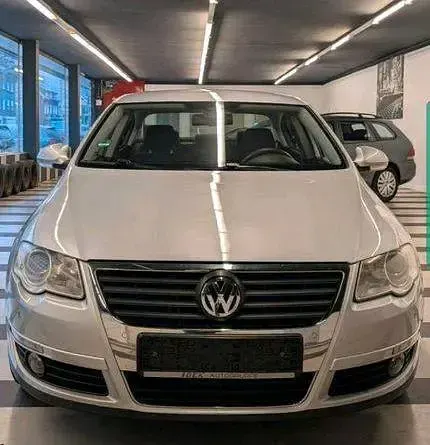 Second-hand VW Passat 95 CP (69 kW) 2008 Argintiu Berlinǎ