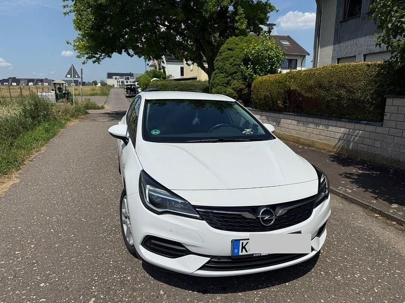 Weiß Gebraucht 2020 Opel Astra Limousine | 11.400 € (Guter Preis) - Bild 1/4