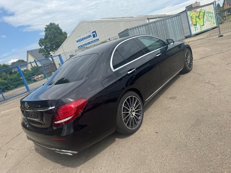 Schwarz Gebraucht 2018 Mercedes E220 Limousine | 22.500 € (Fairer Preis) - Bild 1/4