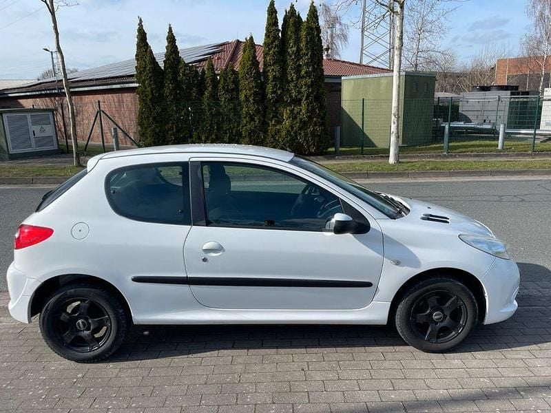 Gebraucht Peugeot 206 73 PS (53 kW) 2011 Weiß Limousine