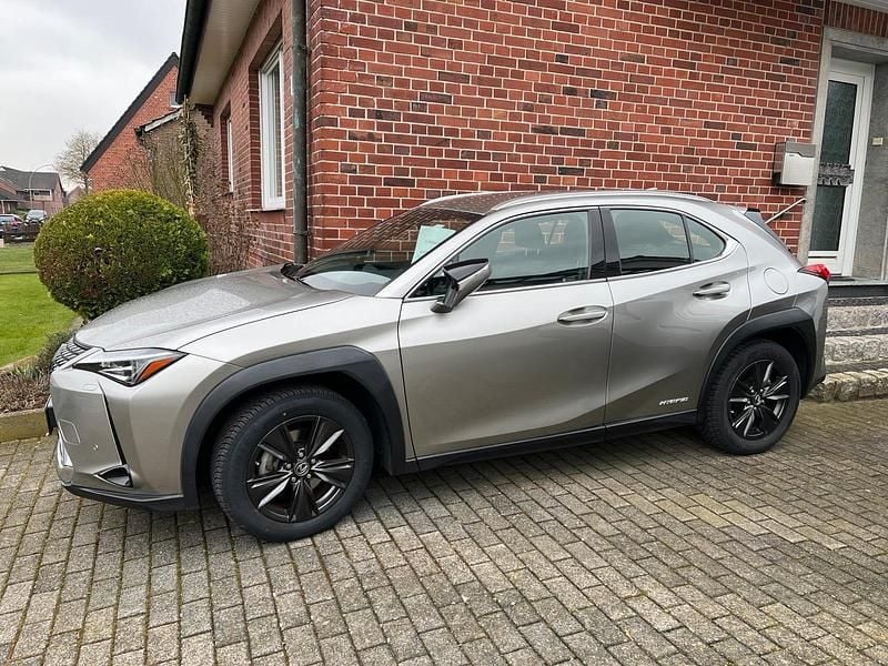 Gebraucht Lexus UX 250h Launch Edition 184 PS (135 kW) 2020 Silber SUV