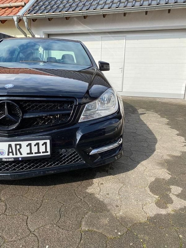 Schwarz Gebraucht 2011 Mercedes C300 Limousine | 13.200 € (Fairer Preis) - Bild 1/4