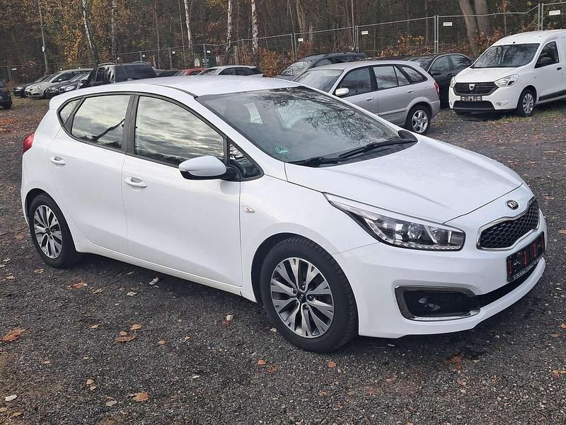Gebraucht Kia Ceed DREAM-TEAM Edition 101 PS (74 kW) 2017 Weiß Kleinwagen