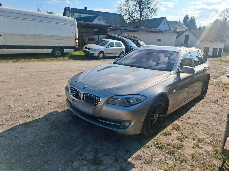 Gebraucht BMW 530 258 PS (189 kW) 2011 Gold Kombi