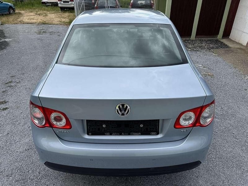 Gebraucht VW Jetta Freestyle 122 PS (89 kW) 2010 Heaven blue Limousine