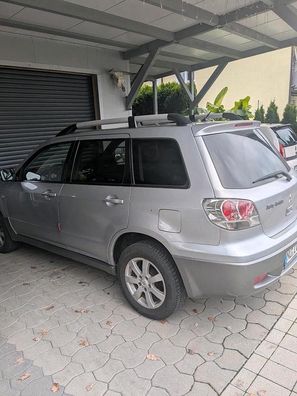 Silber Gebraucht 2025 Mitsubishi Outlander SUV | 3.450 € - Bild 1/4