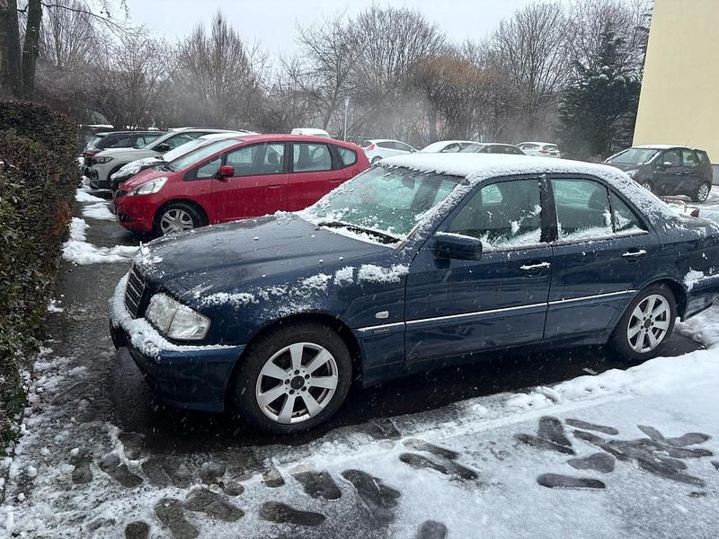 Blau Gebraucht 1998 Mercedes C240 Elegance Limousine | 3.900 € - Bild 1/4