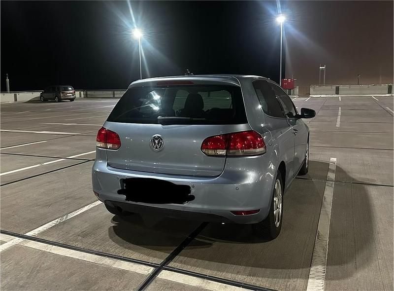 Gebraucht VW Golf VI 105 PS (77 kW) 2011 Blau Kleinwagen