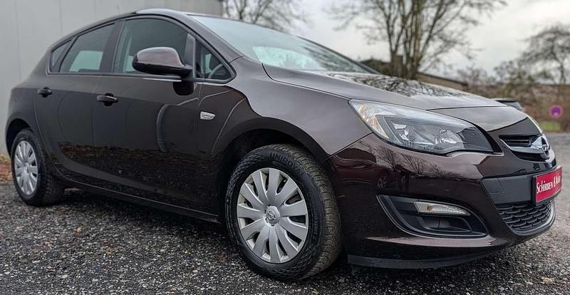 Gebraucht Opel Astra Selection 116 PS (85 kW) 2015 Mahogany brown (p2/so) Kleinwagen