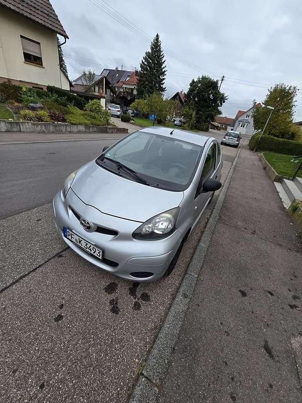 Grau Gebraucht 2010 Toyota Aygo Kleinwagen | 1.000 € - Bild 1/4
