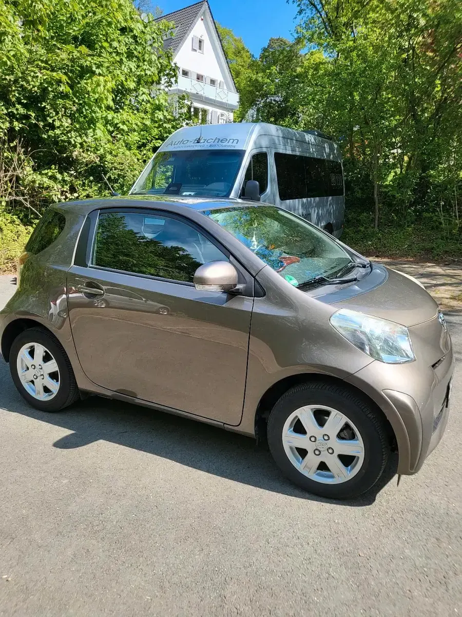 Gebraucht Toyota iQ 68 PS (50 kW) 2012 Braun Kleinwagen