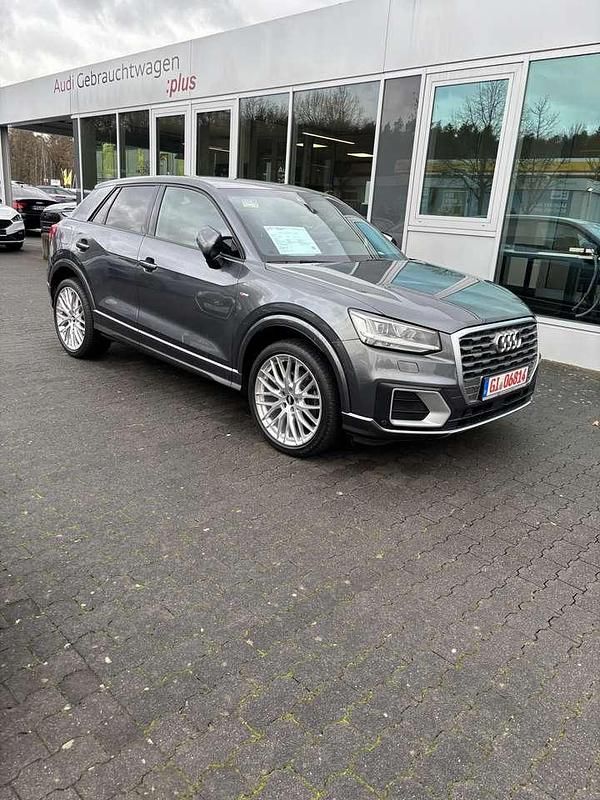 Grau Gebraucht 2020 Audi Q2 Sport SUV | 22.999 € (Etwas zu teuer) - Bild 1/4