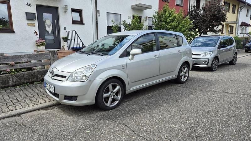 Silber Gebraucht 2005 Toyota Corolla Verso Executive Van / Kleinbus | 4.300 € (Fairer Preis) - Bild 1/4