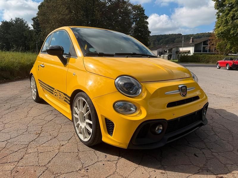 Gelb Gebraucht 2018 Fiat 500 Abarth Kleinwagen | 12.999 € - Bild 1/4