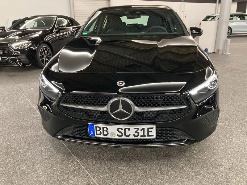Schwarz Gebraucht 2023 Mercedes A250 Limousine | 29.500 € (Fairer Preis) - Bild 1/4