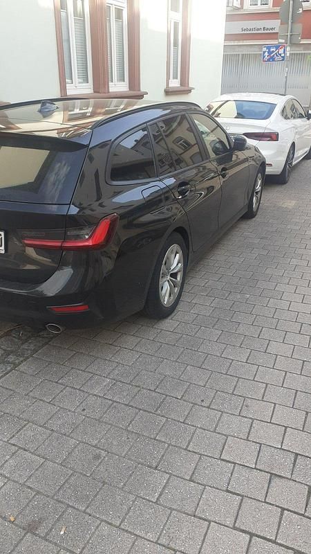 Schwarz Gebraucht 2021 BMW 318 Kombi | 22.000 € (Superpreis) - Bild 1/4