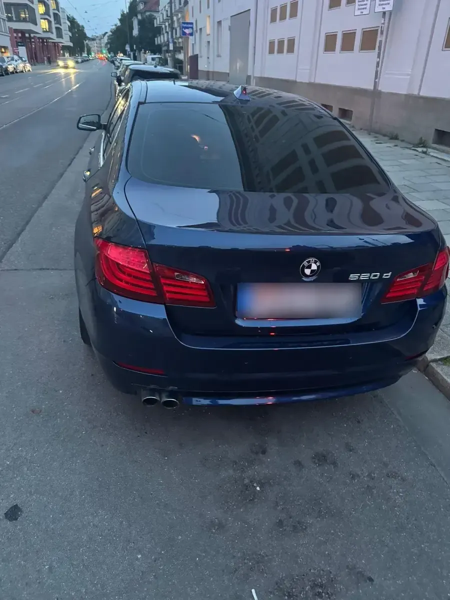 Gebraucht BMW 520 163 PS (119 kW) 2013 Blau Limousine
