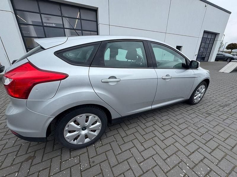 Gebraucht Ford Focus Trend 105 PS (77 kW) 2011 Silber Limousine