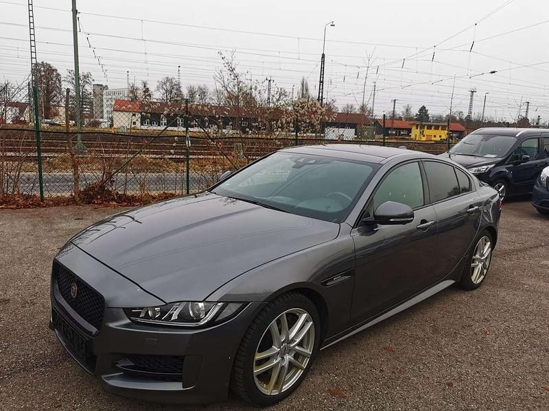 Gebraucht Jaguar XE R-Sport 250 PS (183 kW) 2019 Grau Limousine