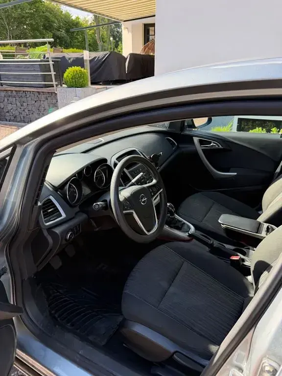 Gebraucht Opel Astra Edition 101 PS (74 kW) 2011 Silber Limousine