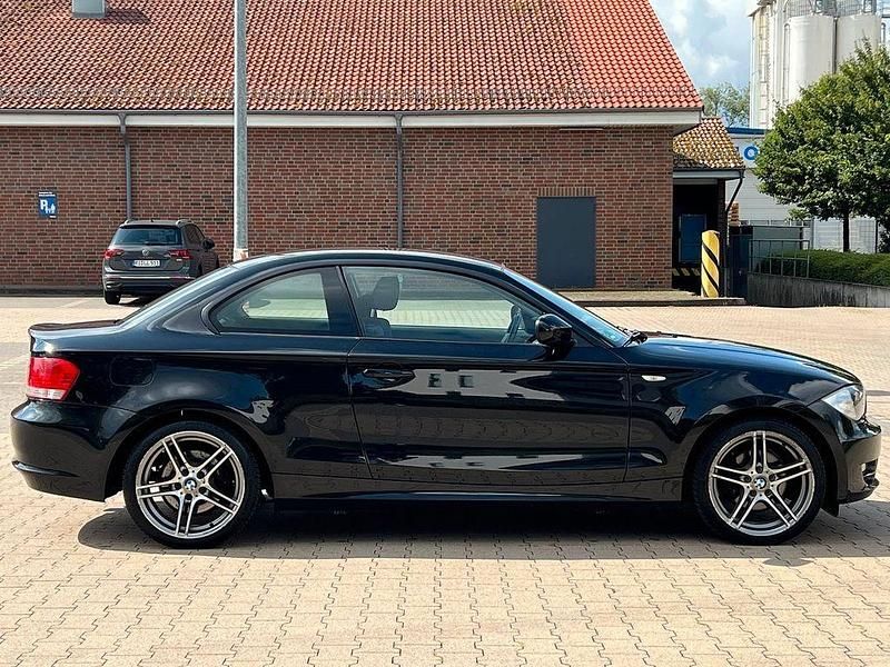 Schwarz Gebraucht 2011 BMW 120 Sport Line Kleinwagen | 3.490 € (Superpreis) - Bild 1/4