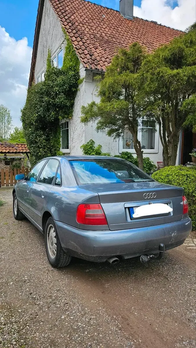 Second-hand Audi A4 101 CP (74 kW) 1998 Argintiu Berlinǎ