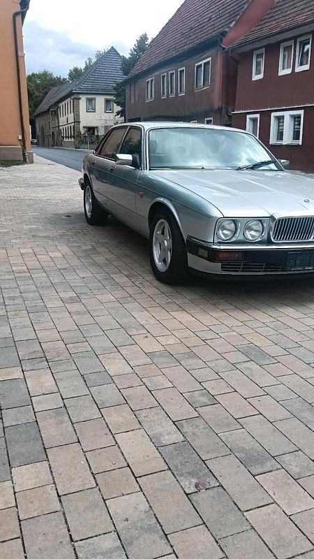 Silber Gebraucht 1993 Jaguar XJ40 Limousine | 5.999 € - Bild 1/4