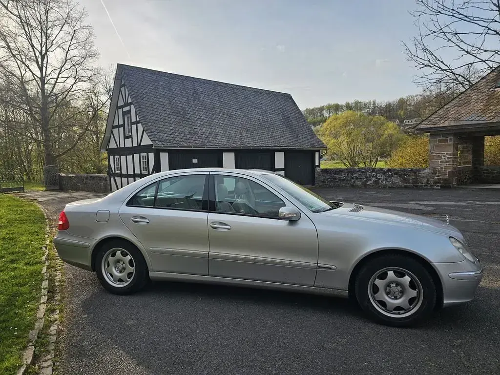 Gebraucht Mercedes E240 Elegance 177 PS (130 kW) 2002 Silber Limousine