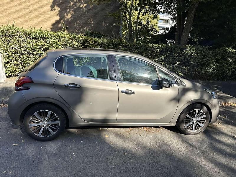 Grau Gebraucht 2017 Peugeot 208 Allure Kleinwagen | 9.750 € (Fairer Preis) - Bild 1/4