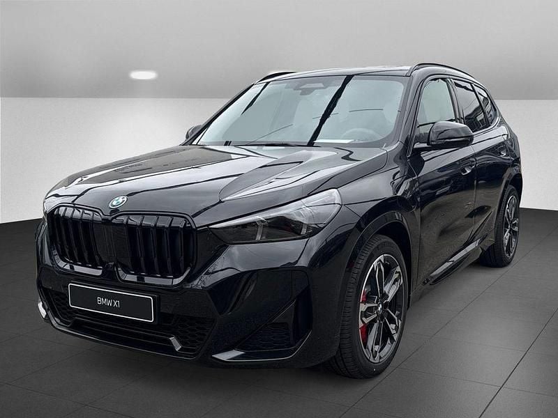 Black sapphire Neu 2025 BMW X1 M Sport SUV | 55.490 € (Fairer Preis) - Bild 1/4