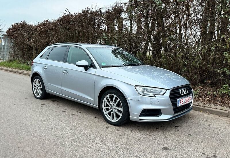 Florettsilber metallic Gebraucht 2019 Audi A3 Sportback Sport Limousine | 12.190 € (Superpreis) - Bild 1/4