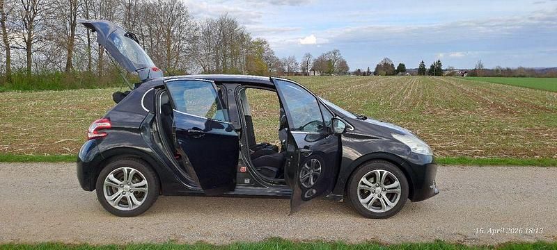 Gebraucht Peugeot 208 Active 92 PS (67 kW) 2012 Schwarz Kleinwagen