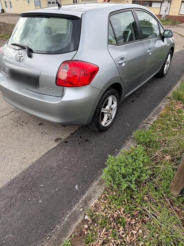 Gebraucht Toyota Auris 97 PS (71 kW) 2009 Silber Kleinwagen