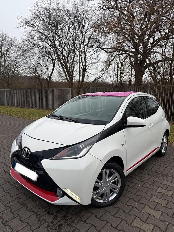 Gebraucht Toyota Aygo 69 PS (50 kW) 2015 Weiß Kleinwagen