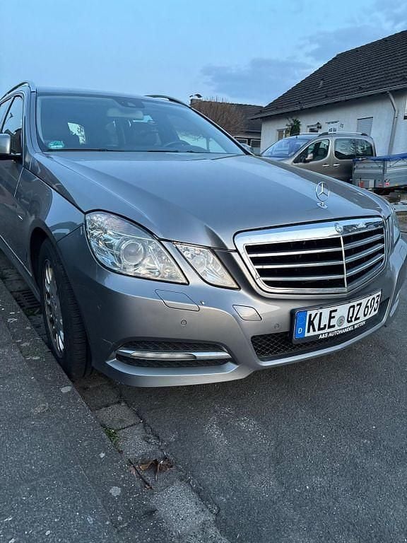 Gebraucht Mercedes E250 Avantgarde 204 PS (150 kW) 2010 Grau Limousine