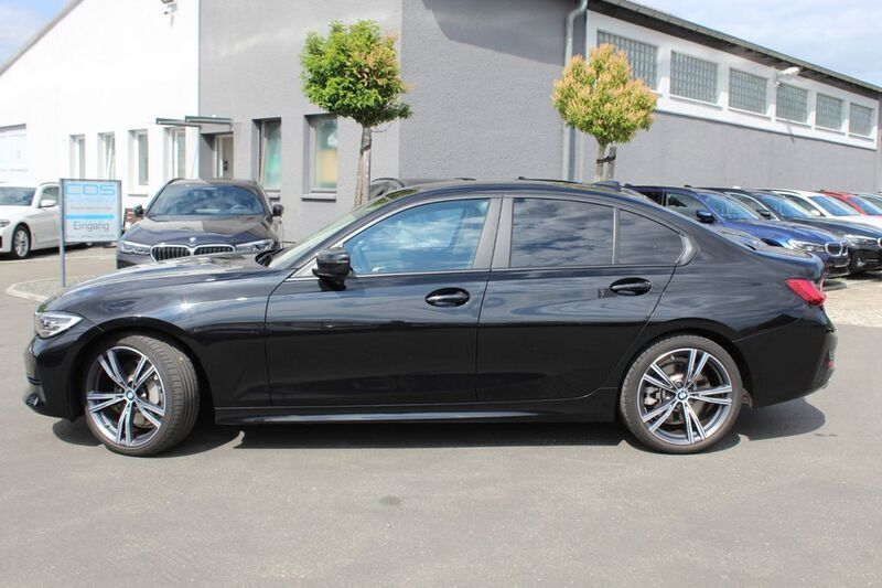 Saphirschwarz Gebraucht 2021 BMW 330 Advantage Limousine | 35.480 € (Fairer Preis) - Bild 1/4