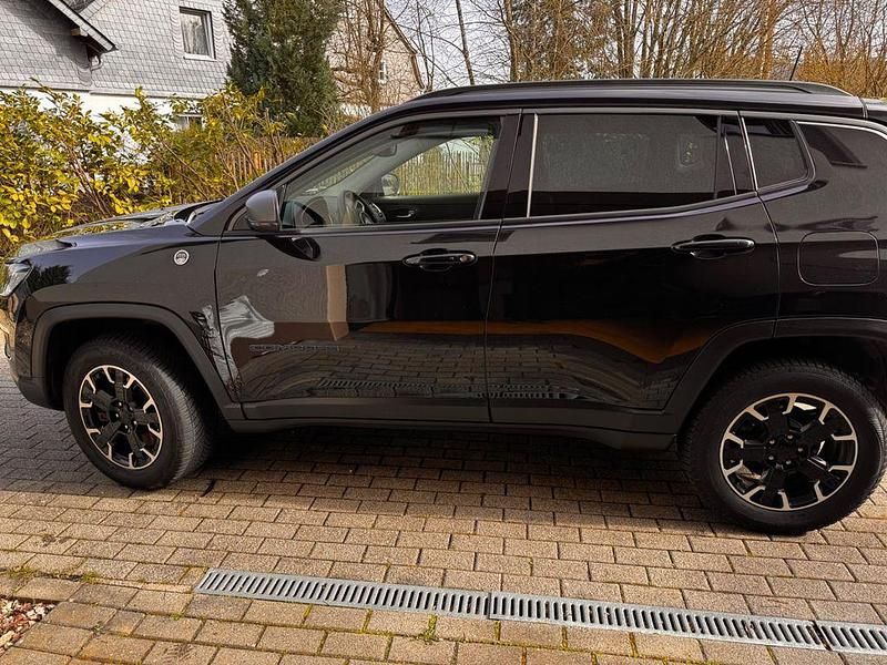Gebraucht Jeep Compass Trailhawk 241 PS (177 kW) 2020 Schwarz SUV