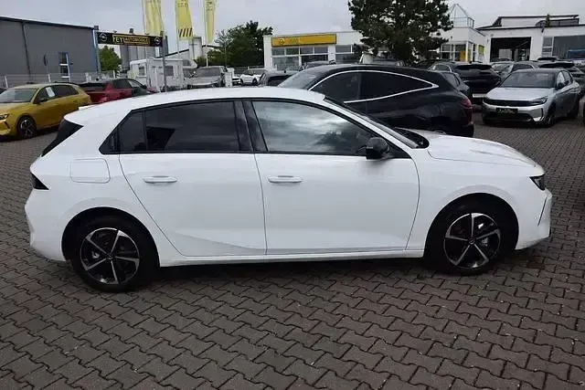 Gebraucht Opel Astra Edition 110 PS (80 kW) 2024 Arktisweiß Limousine