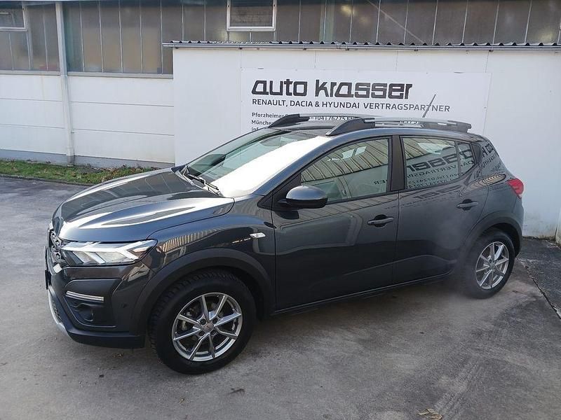 Grau Gebraucht 2023 Dacia Sandero Comfort SUV | 14.490 € (Superpreis) - Bild 1/4