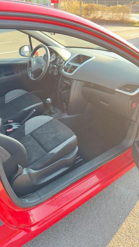 Gebraucht Peugeot 207 74 PS (54 kW) 2009 Rot Kleinwagen