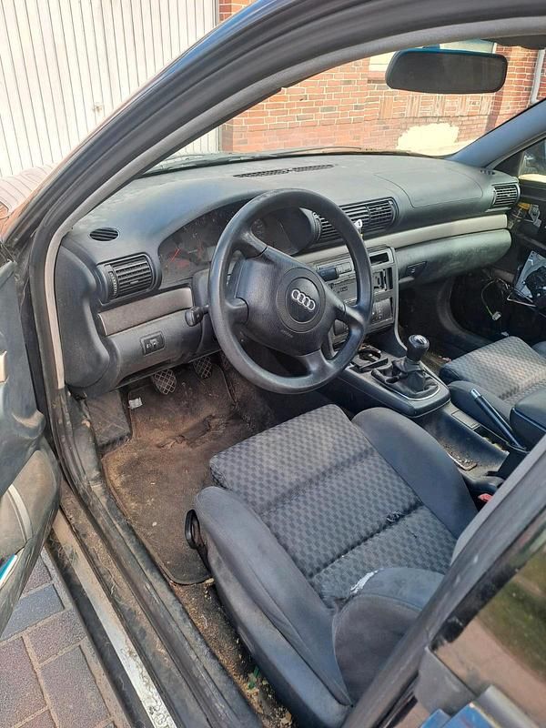 Second-hand Audi A4 150 CP (110 kW) 1999 Albastru Break