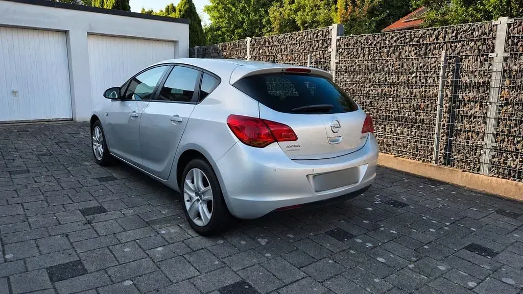 Gebraucht Opel Astra Edition 101 PS (74 kW) 2012 Silber Limousine