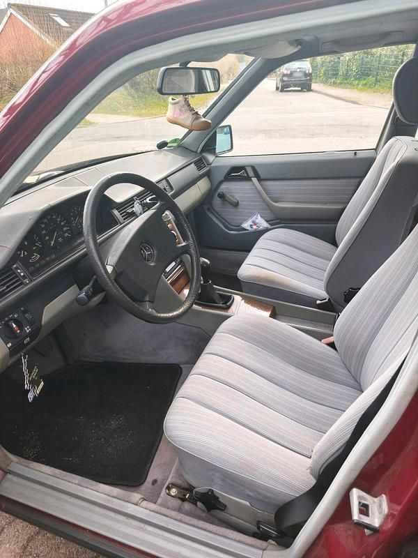 Second-hand Mercedes E230 132 CP (97 kW) 1987 Roșu Berlinǎ