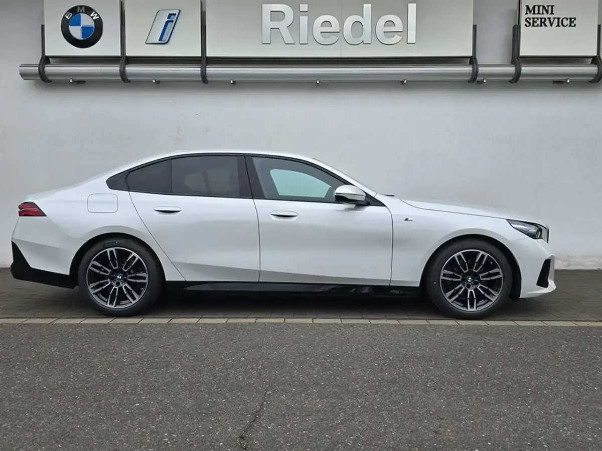 Gebraucht BMW 520 M Sport 208 PS (152 kW) 2025 Mineralweiß metallic Limousine