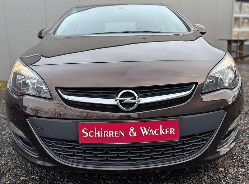 Gebraucht Opel Astra Selection 116 PS (85 kW) 2015 Mahogany brown (p2/so) Kleinwagen