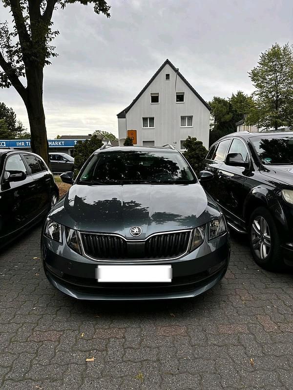 Grau Gebraucht 2018 Skoda Octavia Kombi | 7.000 € (Superpreis) - Bild 1/4