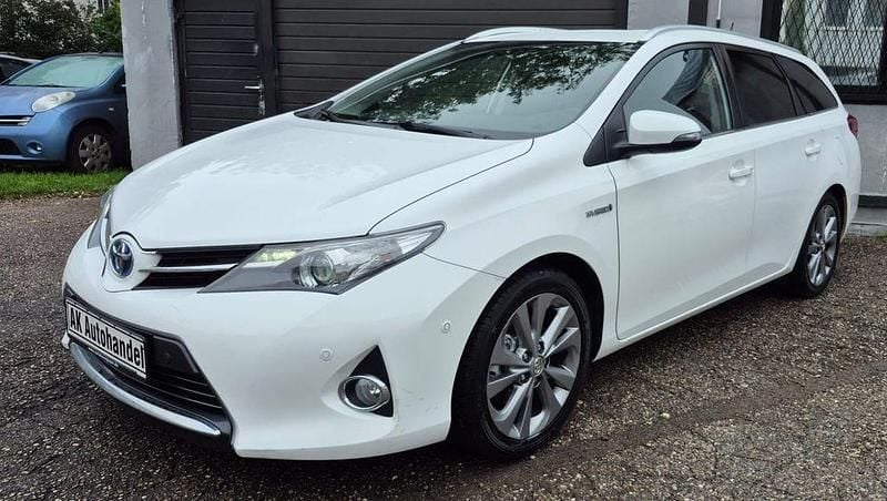 Weiß Gebraucht 2013 Toyota Auris Touring Sports Life+ Kombi | 6.990 € (Guter Preis) - Bild 1/4