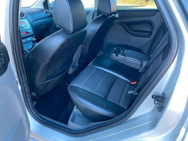 Gebraucht Ford Focus Titanium 101 PS (74 kW) 2009 Silber Limousine